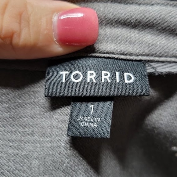 Torrid Grey Denim Daisy Embroidered Button Front Classic Fit Shirt Size 1/US XL - Picture 5 of 7